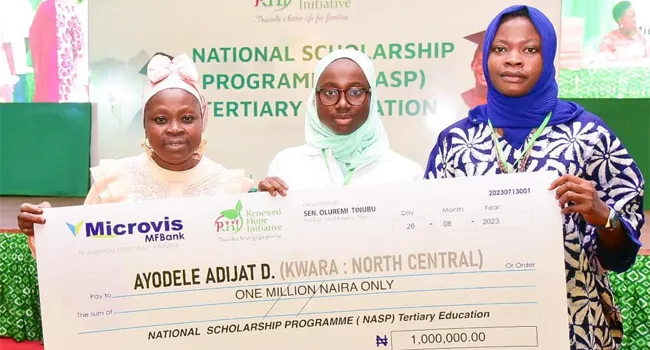 Mrs. Tinubu extends scholarship grants to 43 students